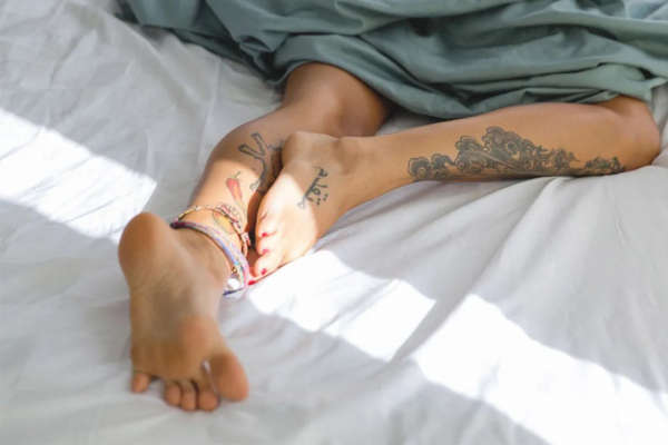 piedi nudi sul letto